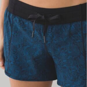 6152 LULULEMON Hotty Hot Short 4" Sz 12 **LOVED *EUC